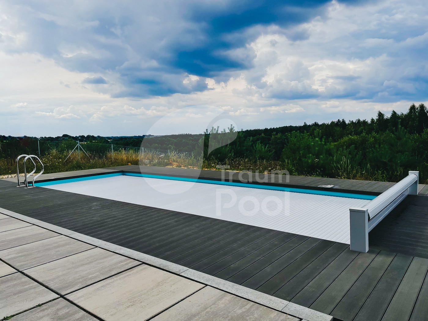 Wie beeinflusst eine Überdachung die Wassertemperatur im Pool?