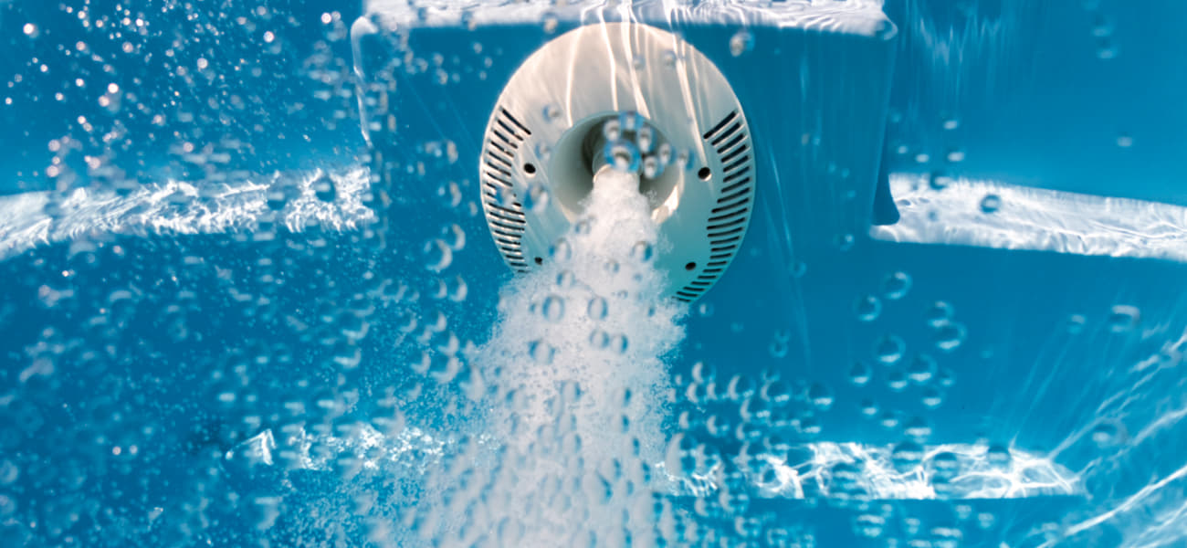 Warum wird das Poolwasser trotz Filterung trüb?