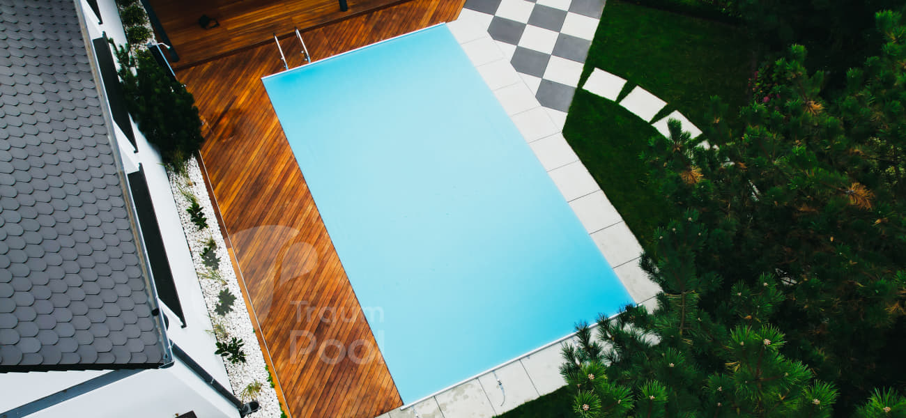 Wie beeinflusst eine Überdachung die Wassertemperatur im Pool?