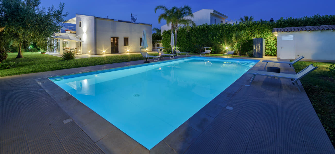 Wie UV-Lampen im Pool Bakterien und Algen bekämpfen?