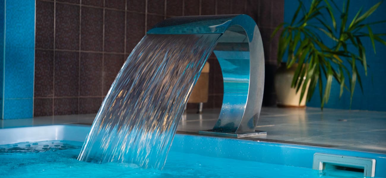 Pool-Wasserfall – Luxus oder echte Entspannung?