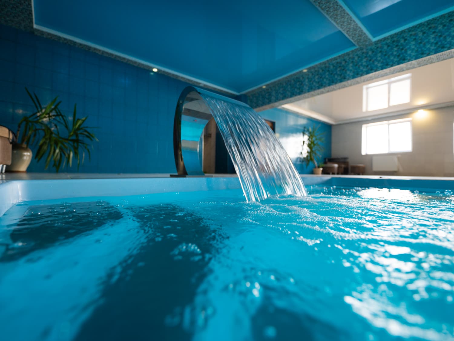 Pool-Wasserfall – Luxus oder echte Entspannung