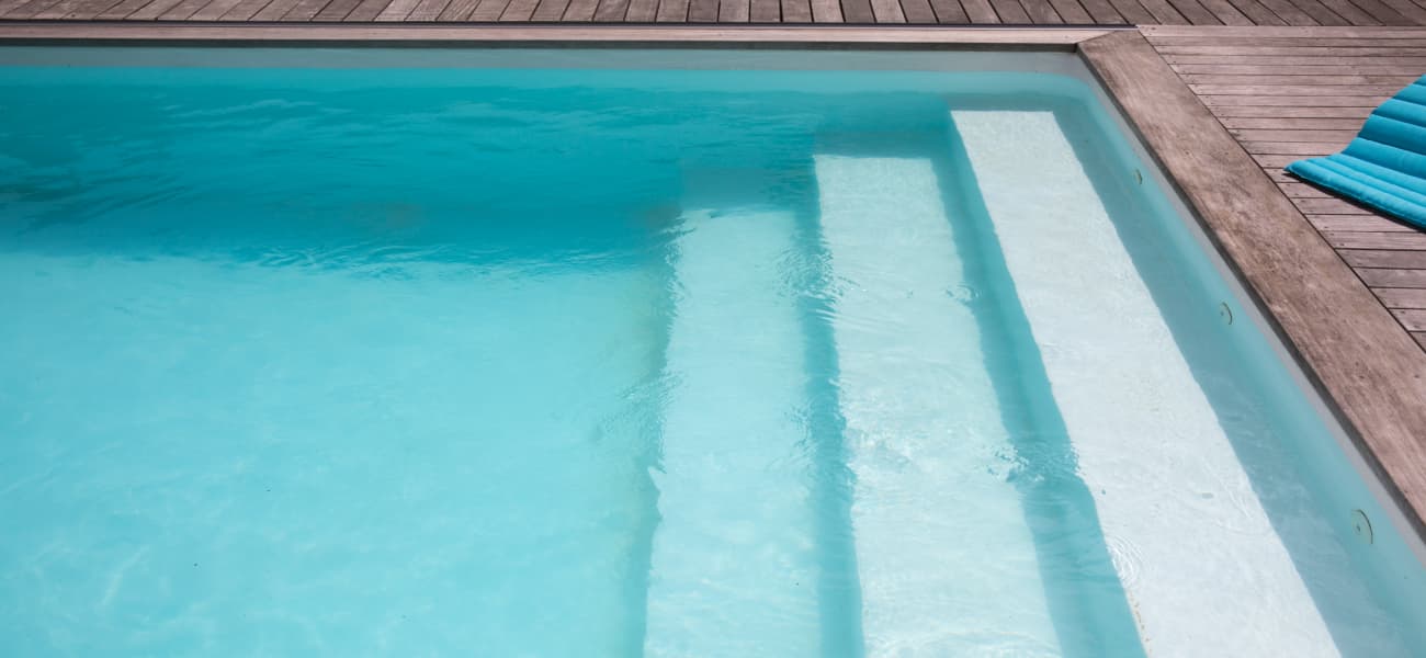 Salzwasserelektrolyse vs. Chlor – was ist besser für Ihren Pool?