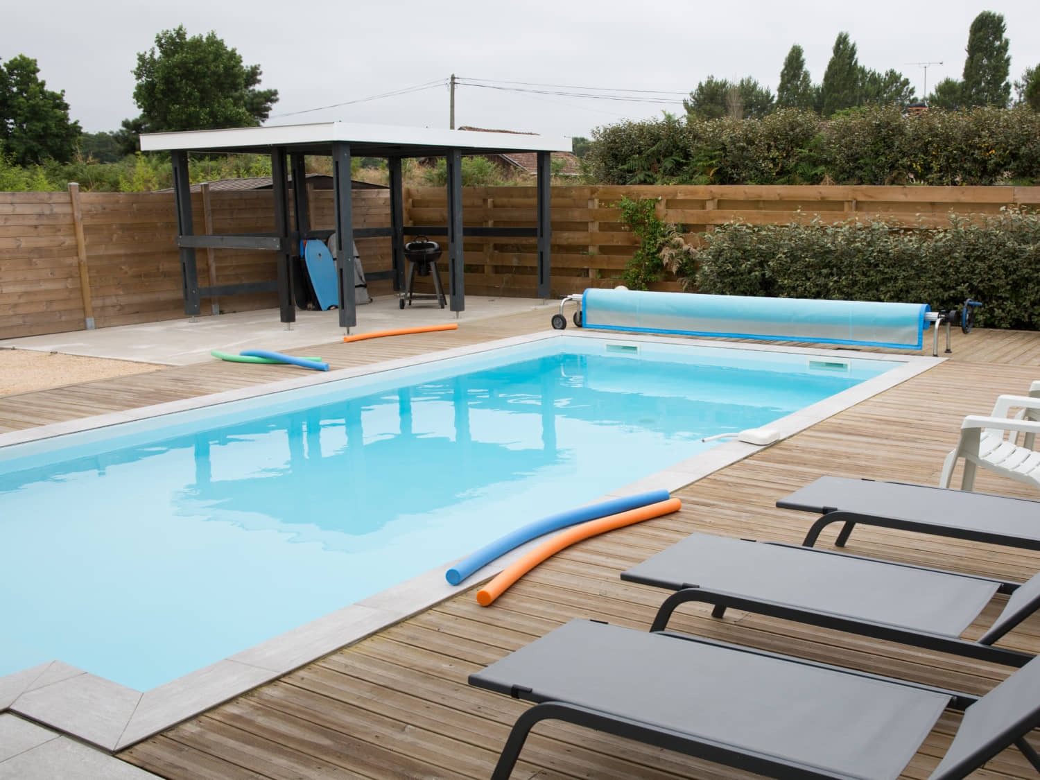 Poolheizung – Wärmepumpe, Solarfolie oder Heizstab?