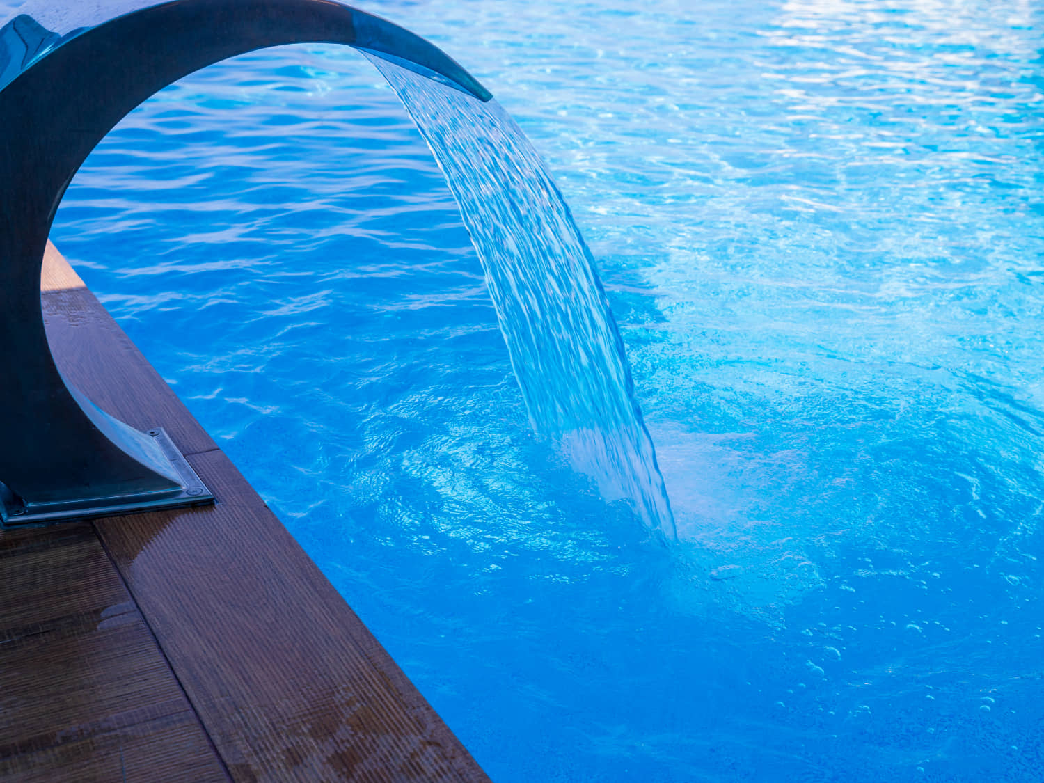 Welche Poolzubehörteile sind im Garten wirklich nützlich?