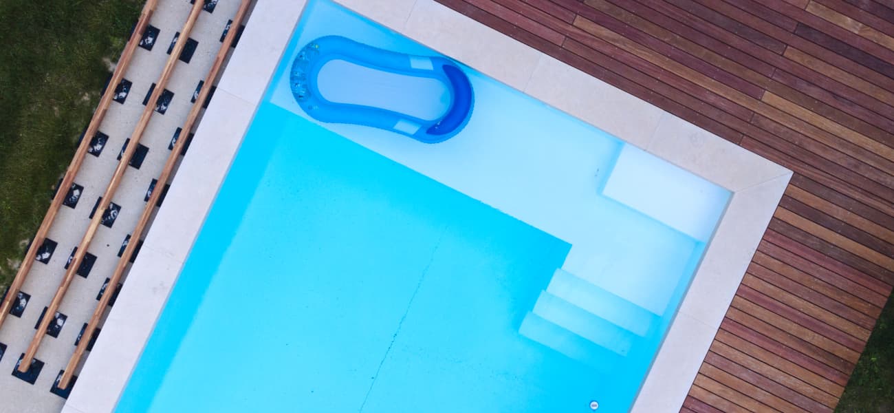 Warum wird das Poolwasser trotz Filterung trüb?