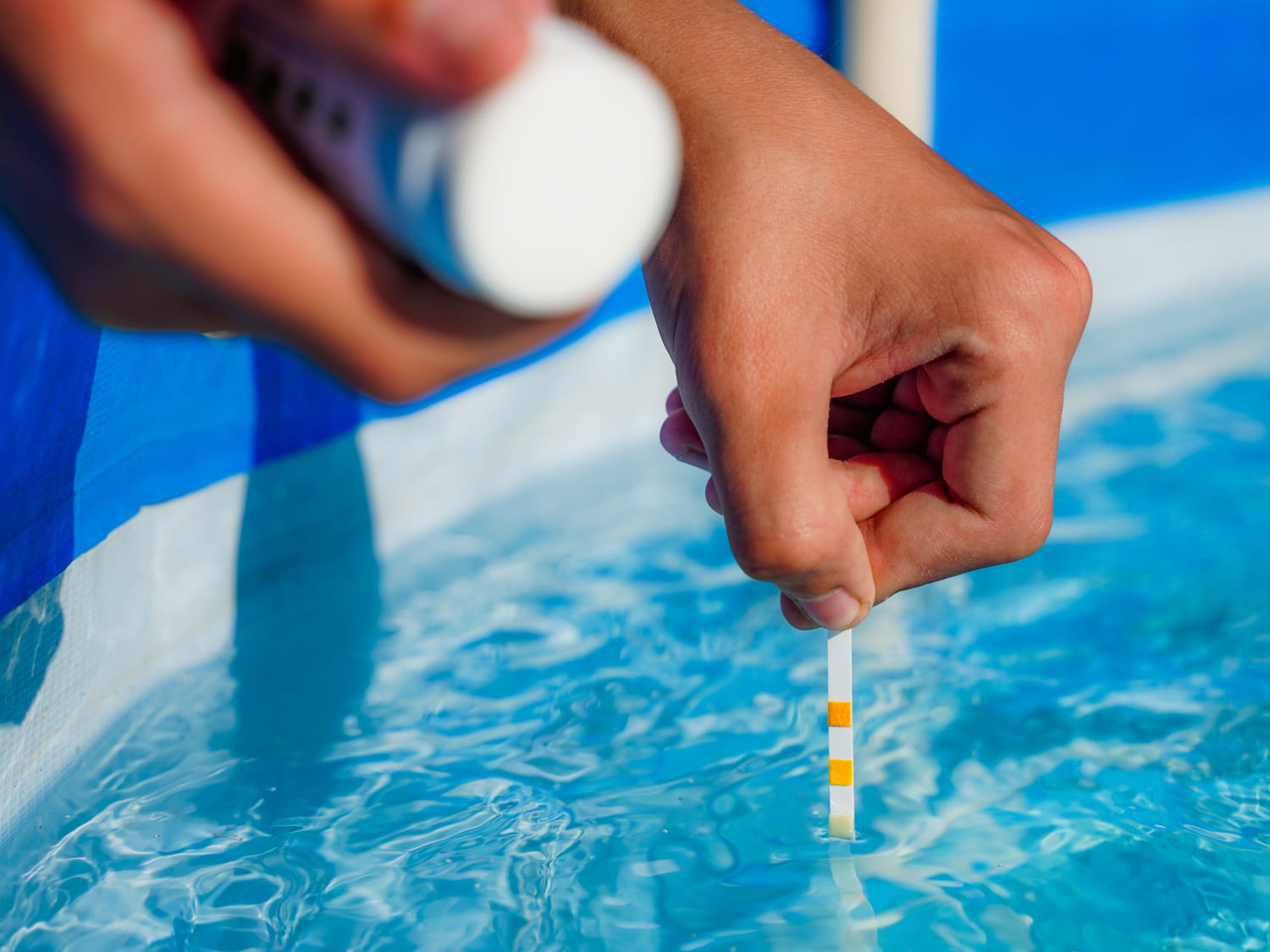 pH-waarde van zwembadwater meten met een teststrip