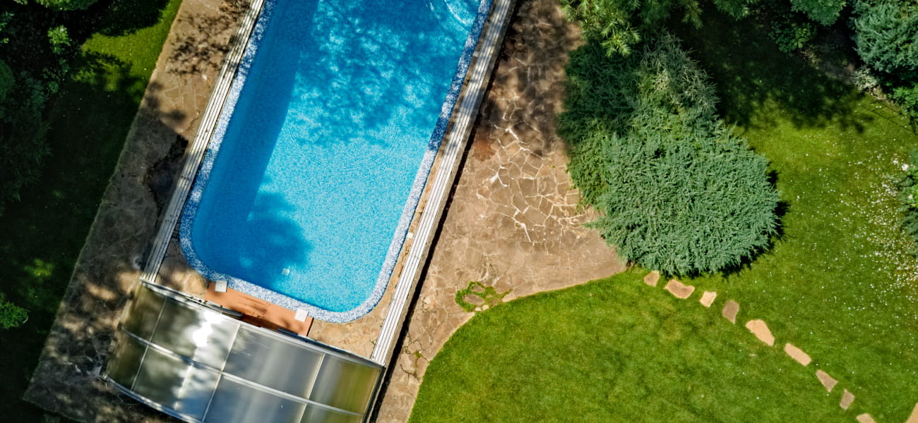 Welche Arten von Poolüberdachungen gibt es und wie unterscheiden sie sich?